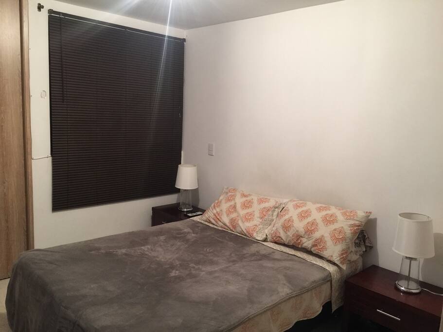 Habitacion amplia con cama doble, television UHD satelital (DirecTV) con baño privado.