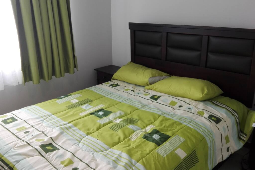 Dormitorio con cama 2 plazas, closet, veladores y lámparas