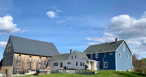 Sprawling Updated Farmhouse - Huge backyard