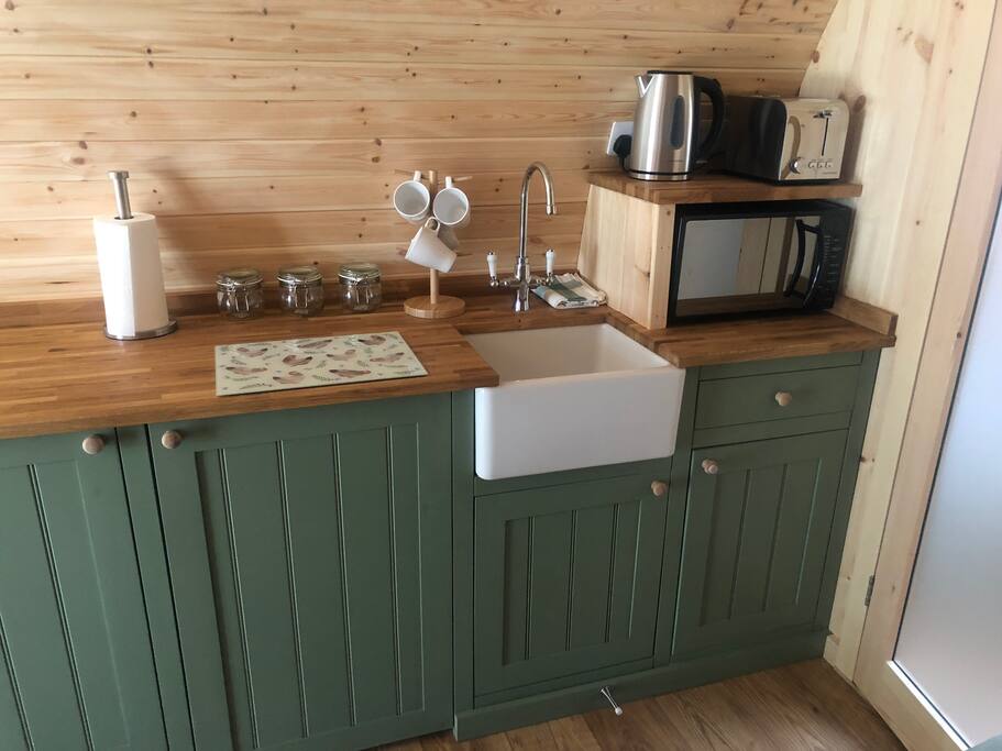Kitchenette, fridge, kettle, toaster and hob