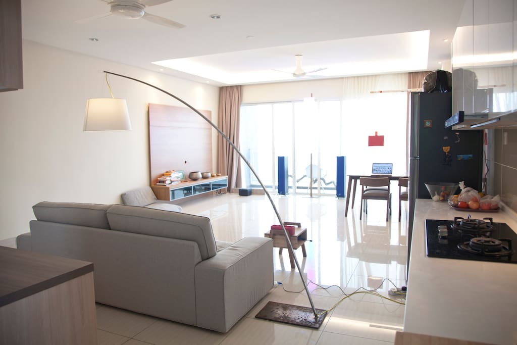 Creative and minimalist style.Large and bright living room with wall to wall sliding glass door/window to fully appreciate the nice view. Large balcony. Hi tech lightings systems, quality Hi Fi system and fast optical fibre wifi ( 100 mbps ). Wide and modern kitchen will all the tools.