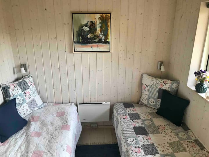 Tamaño de la cama: 80 cm x 200 cm.