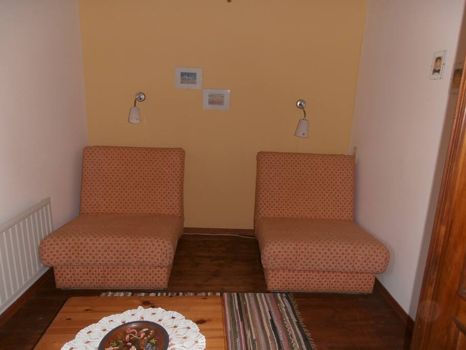 Das Wohnzimmer mit den ausziehbaren Schlafsesseln