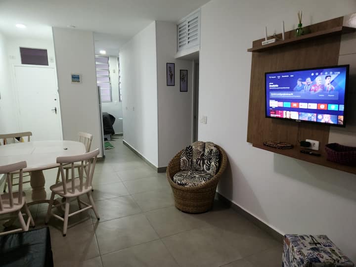 Soba sa stolom, kaučem na razvlačenje i pametnim TV-om 