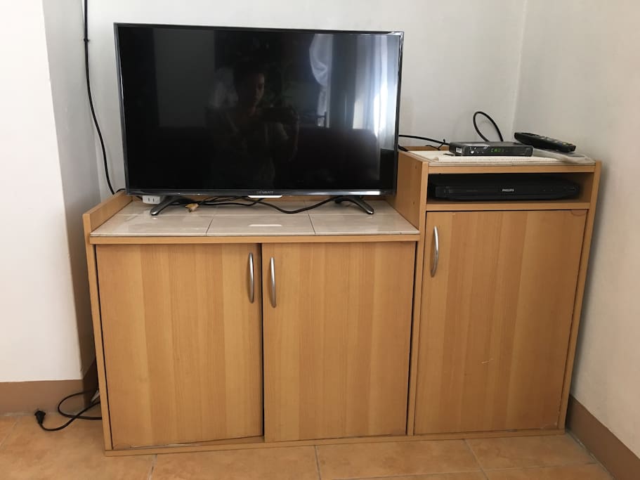 Flatscreen TV with Skycable connection