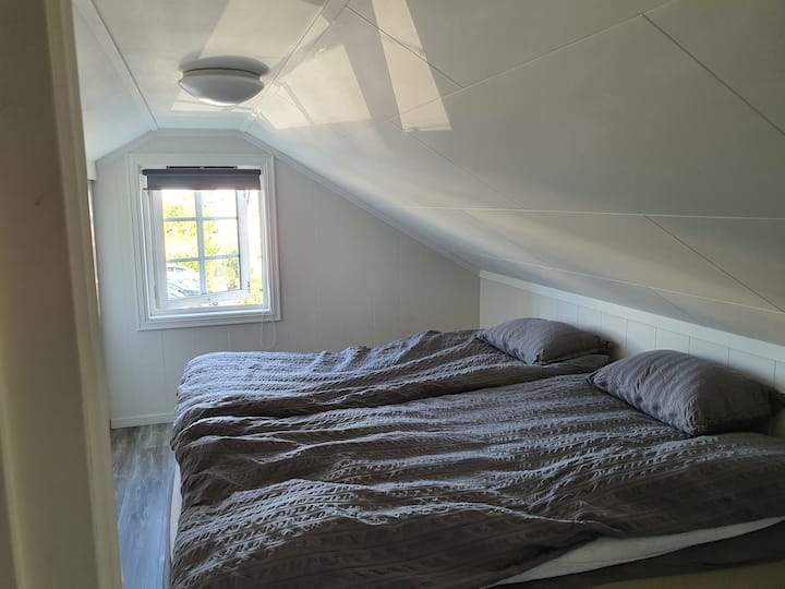 Cama doble en el segundo piso