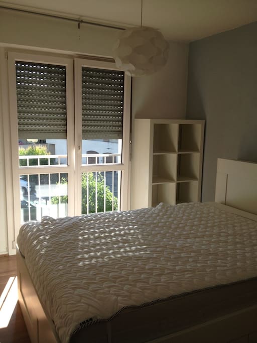 Chambre avec un grand lit