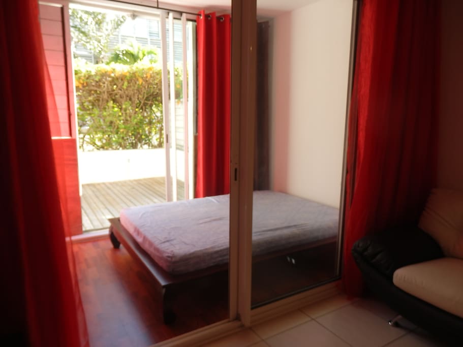 Chambre donnant sur terrasse privée