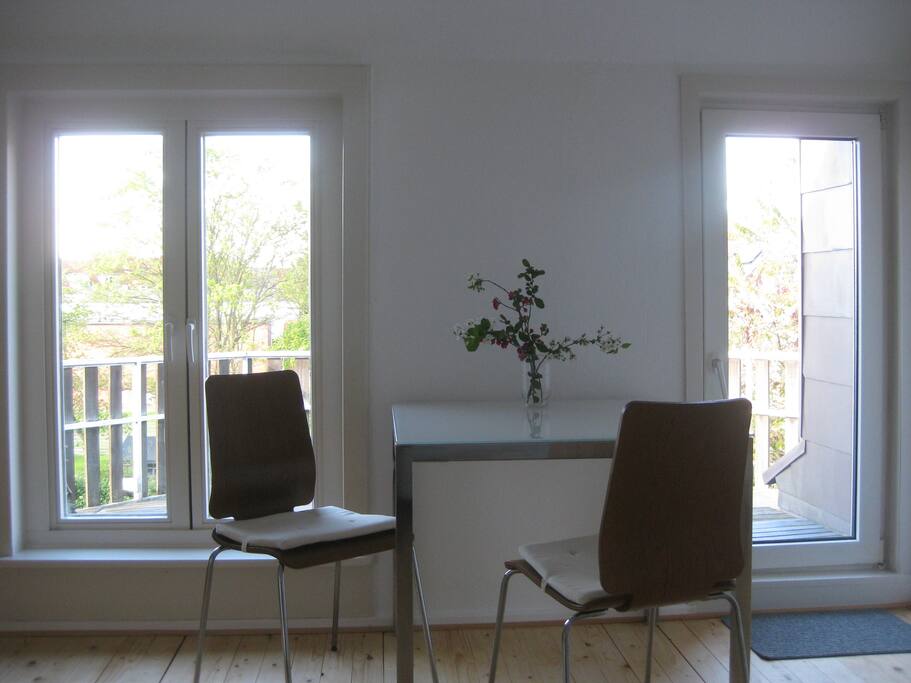 Wohnzimmer mit Zugang zur Terrasse