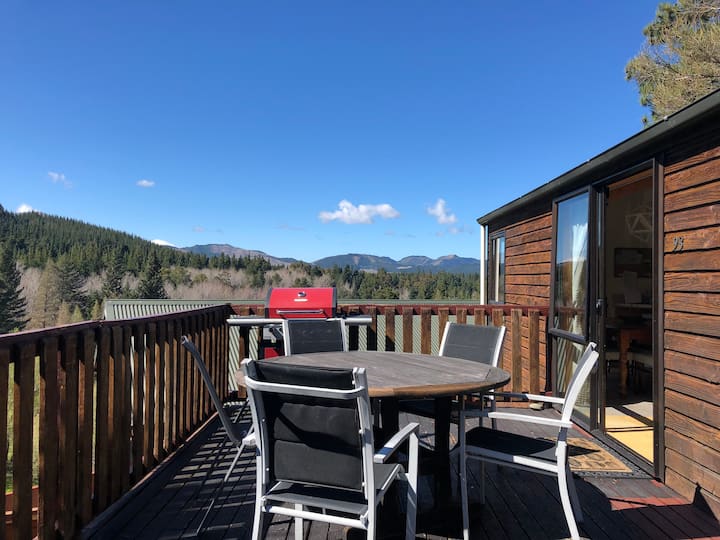 PRIVATE WITH FABULOUS VIEWS CEDAR HOT TUB Houses for Rent in Hanmer
