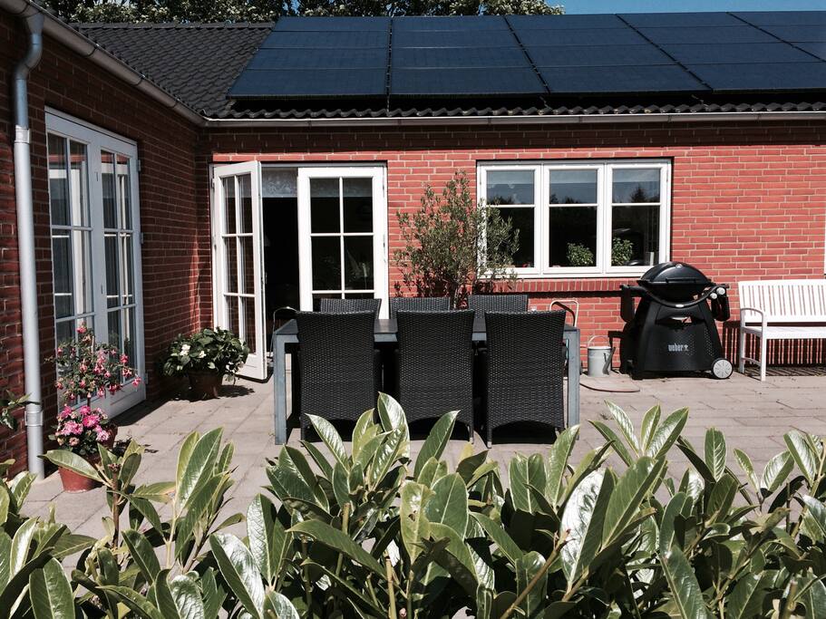 Terrassen med udsigt til haven
