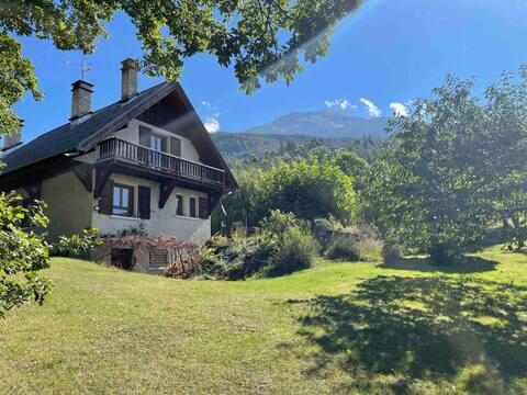 Grand Chalet cozy between lake and mountain