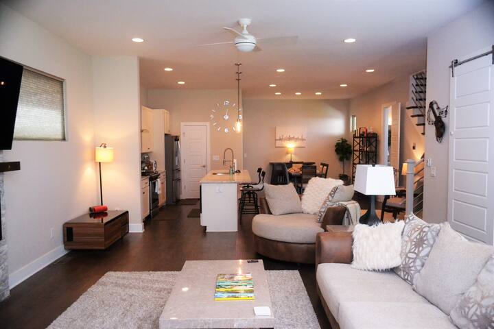 Beautiful & Spacious Modern Home in Nashville! gallery image 5