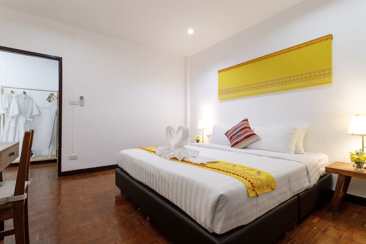 Chumba cha kulala cha 2 na kitanda 1 cha ukubwa wa mfalme + hewa + meza ya kazi.