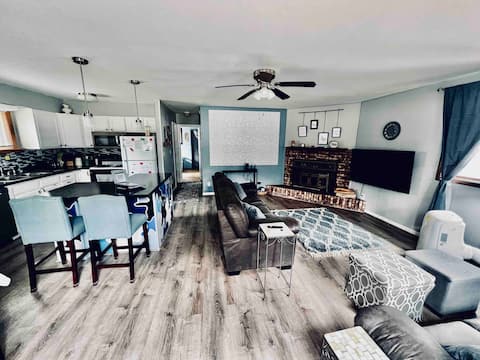 Cozy 2-bedroom cottage close to trails & beaches