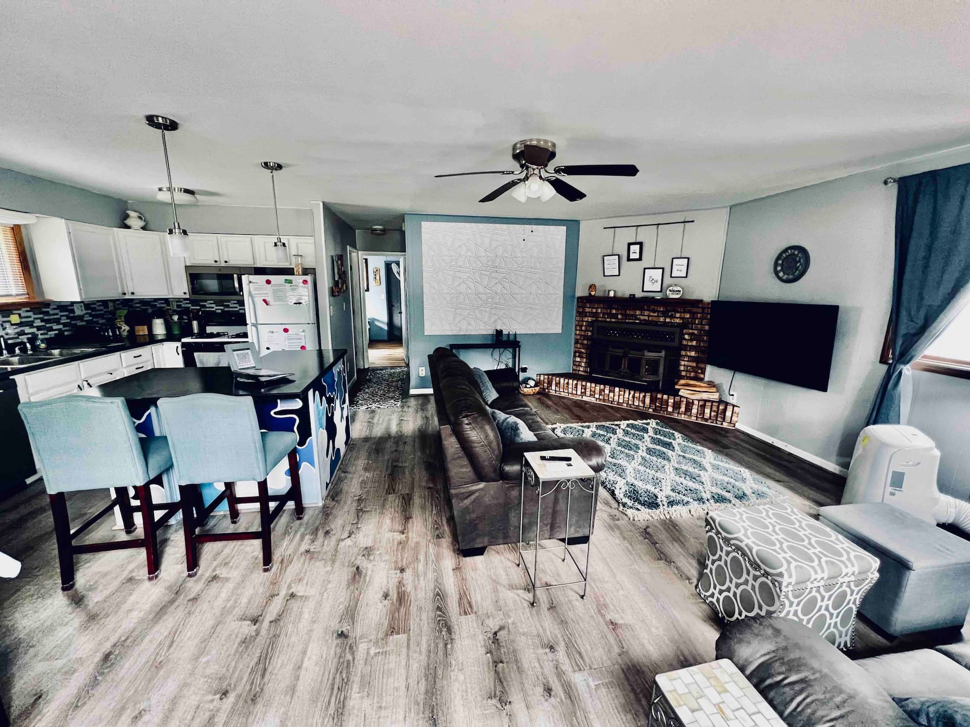 Cozy 2 bedroom house easy access to trails and 2 private beaches!