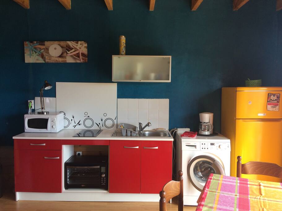 La cuisine équipée très colorée