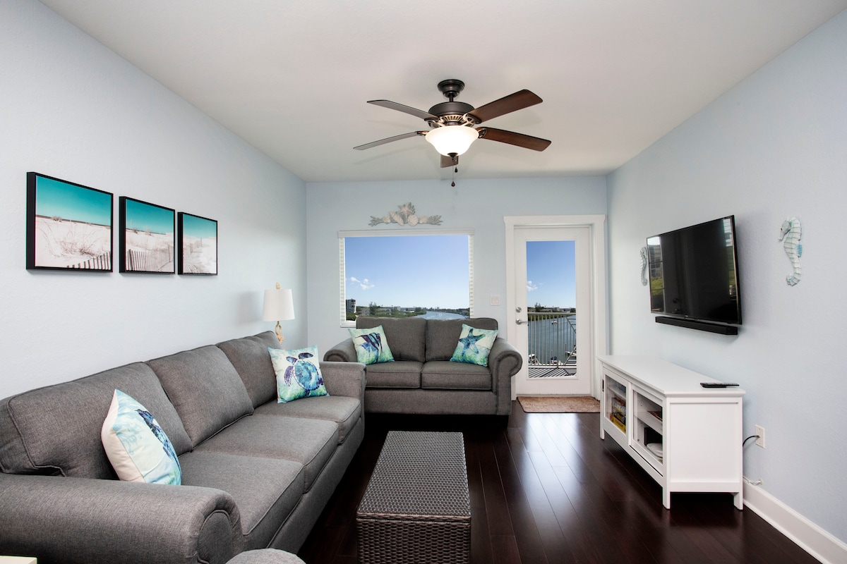 Prachtig uitzicht op het water op de Intracoastal Waterway vanuit het hele appartement!