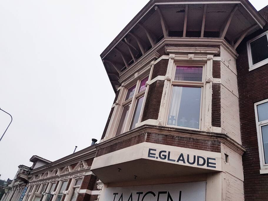 Old monumental apartment on second floor.