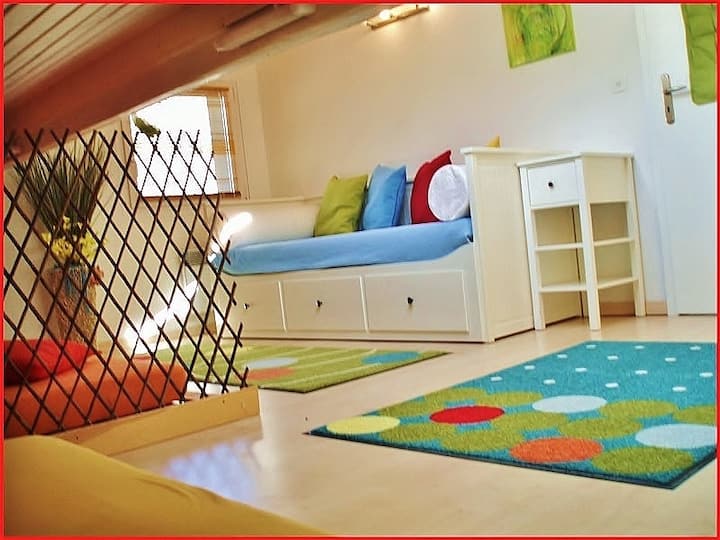 חדר משפחה הולנד, (עד 5 אנשים) מיזוג אוויר
מזרן בריאות איכותי על הספה הנפתחת 80x200
ספה מורחבת: 160x200