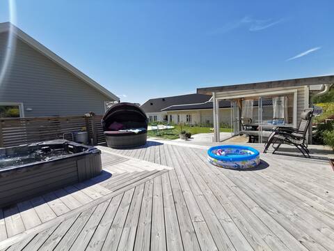 Villa idyll with hot tub on scenic Ekerö