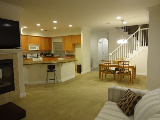 Private Suite and Bath in Clean & Quiet Townhouse