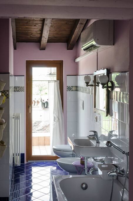 Il bagno della camera azzurra con vasca