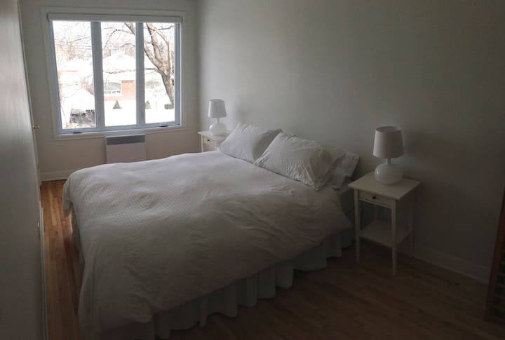 Dormitorio de invitados, cama de matrimonio, mesa y armario.