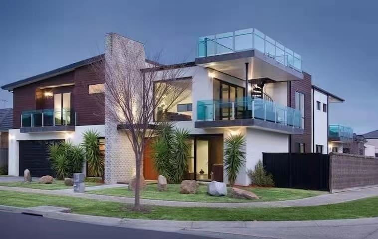 Cheerful lakeside home with beautiful lake view