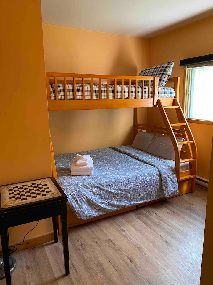 双层床，双人床上方设有一张单人床，最多可住3人。 这个房间位于主楼层