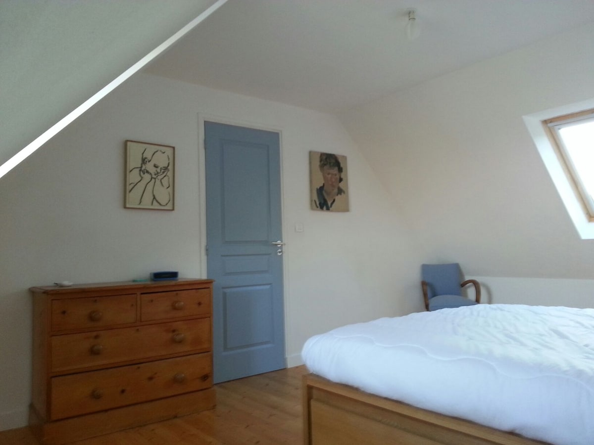 Chambre avec un grand lit de 160 cm