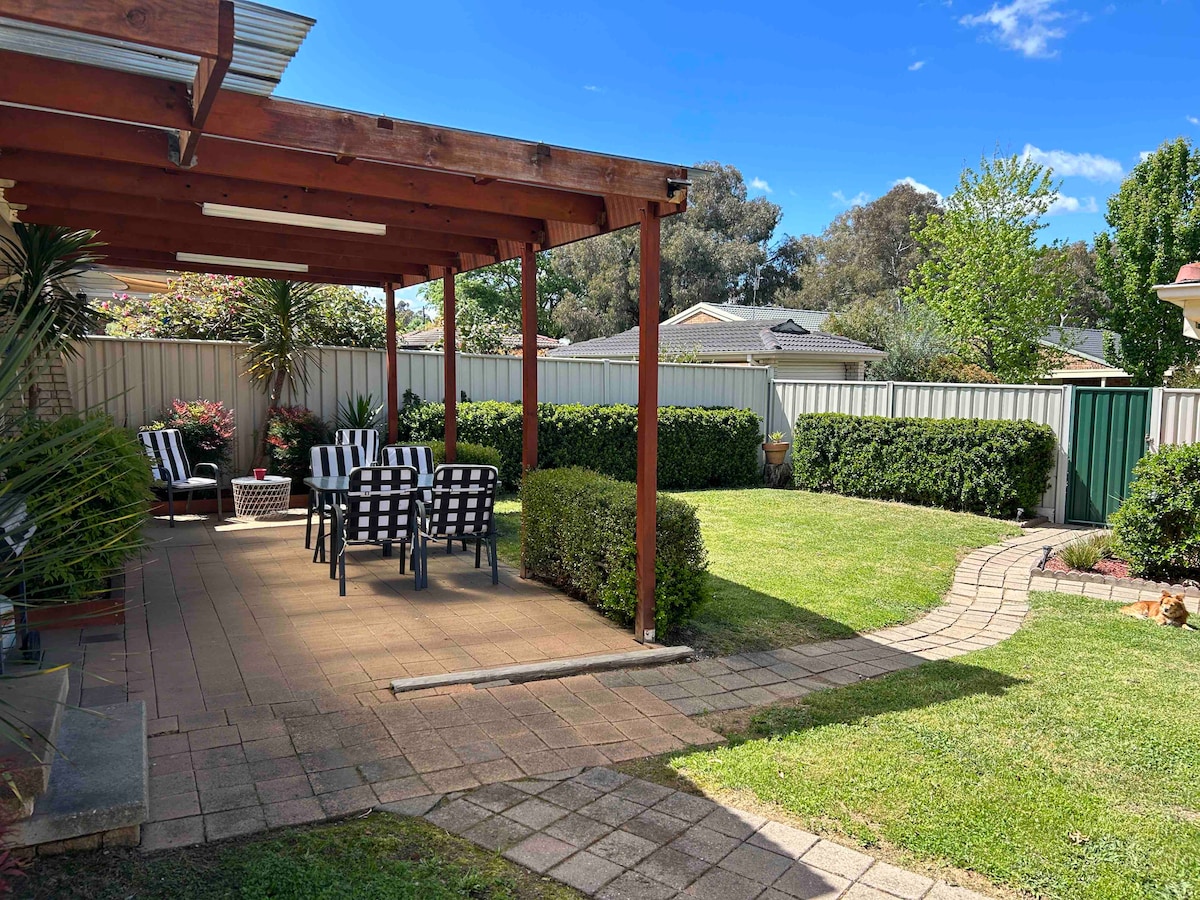 * Evatt Getaway ACT 3 Bed House * Pets Houses for Rent in Evatt