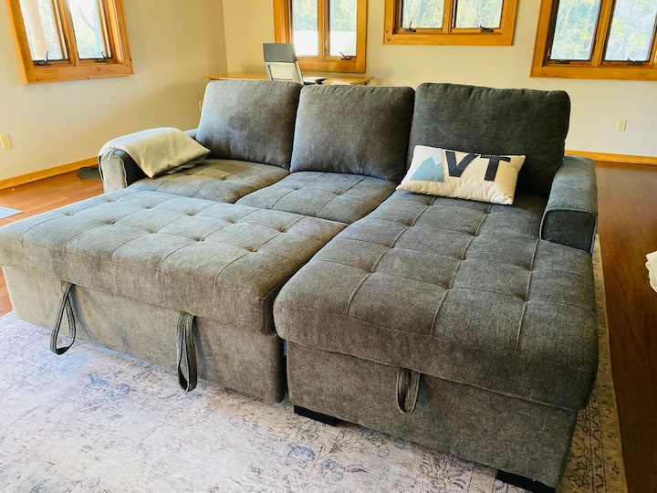 הספה היא ספה נפתחת חדשה, מאוד נוחה וקלה לסידור.