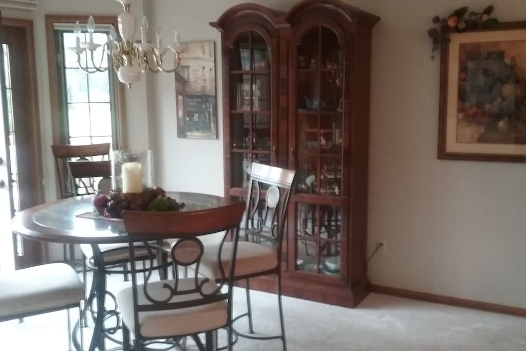 Dining area with seating for 6.