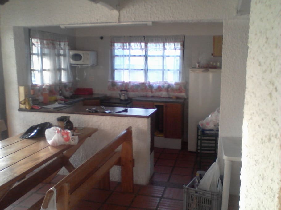 vista a la cocina desde el comedor