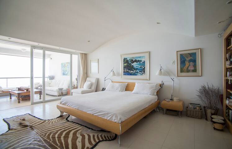 Beachfront apartment on Clifton gallery image 4
