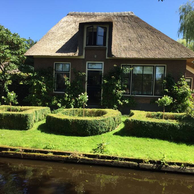 Vooraanzicht van de boerderij