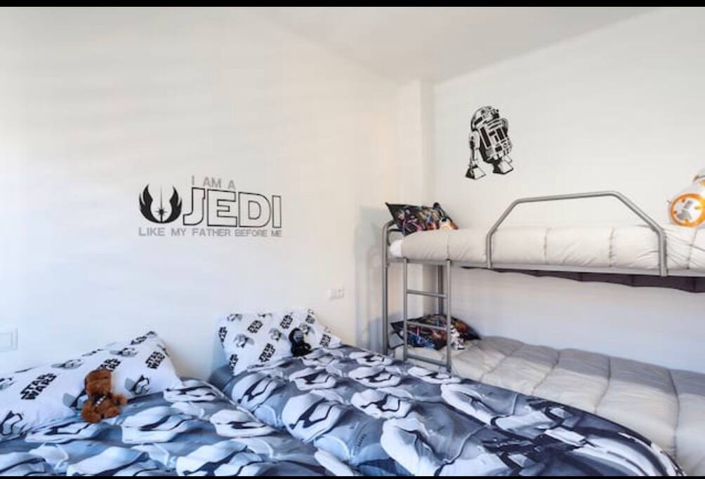 Habitacion Star Wars para 4 personas, 2 camas individuales y una litera para 2 personas.
