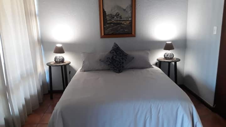 Нашата многу пространа главна спална соба е стилска и удобна со доволно простор за седење и шкаф