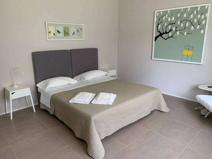 La suite preparata con letto matrimoniale -套房配备一张特大号床