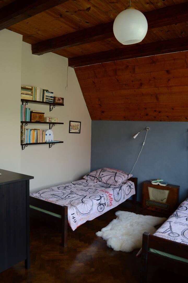 Bedroom 3: 2 single beds