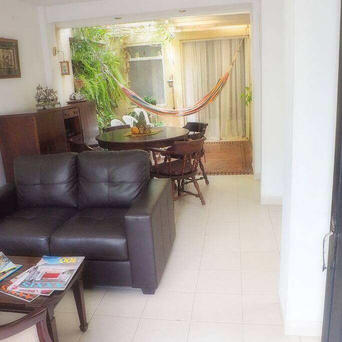Cómoda habitación con balcón / baño, tocador, oficina privados / con zona social / Parqueadero y gim.