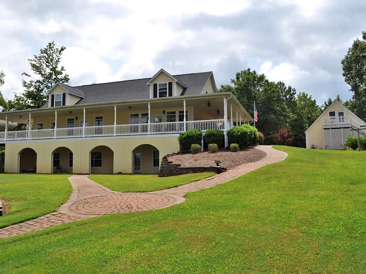 Lakefront Retreat on Lake Greenwood Houses for Rent in Chappells