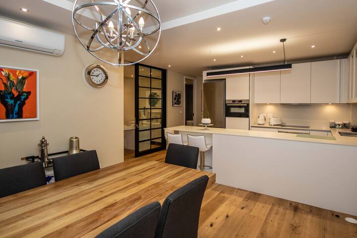 Stylish Two Bedroom Apartment in The Glengariff. gallery image 4