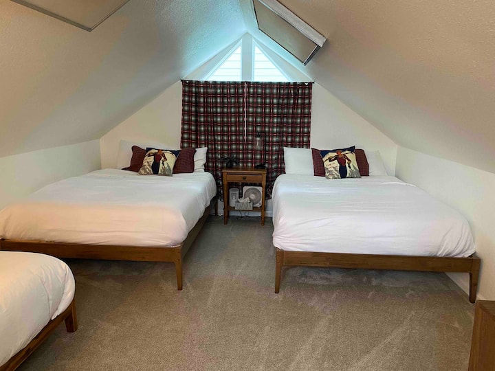 Loft con 2 camas tamaño queen (cama individual en primer plano).