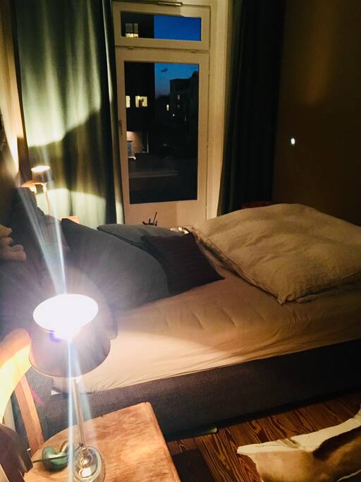 Schlafzimmer mit Doppelbett (160cm) und Balkon