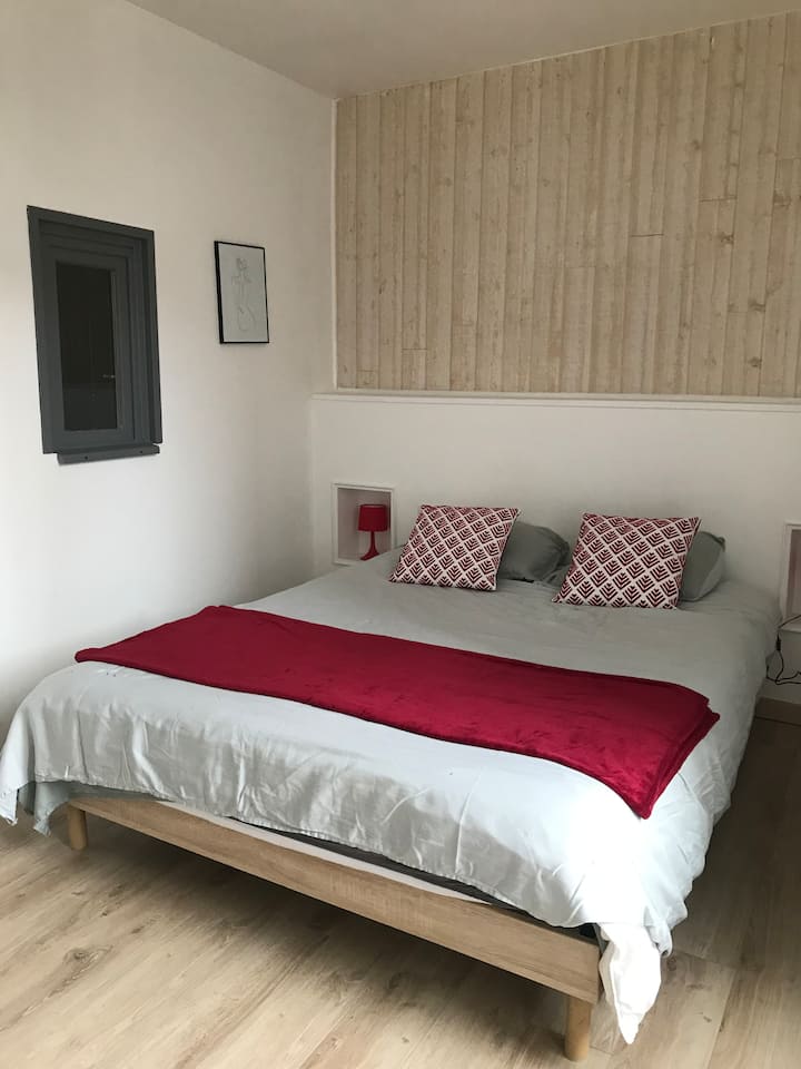 Ლამაზი საძინებელი ორადგილიანი საწოლით 160x200