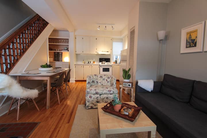 Voici une autre vue sur la cuisine et l'espace repas et un aperçu de l'espace de vie