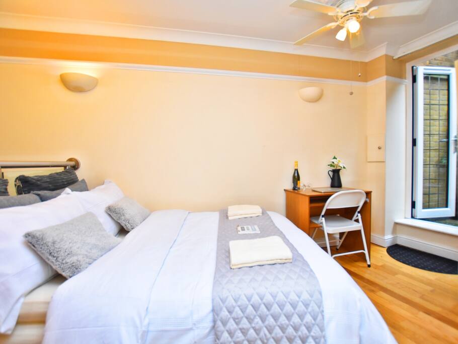 Photo: luxury double room with private bathroom and private garden.
Include: towels, bedding, wifi connection, 24/7 check in system and central heating.