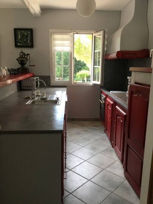 Cuisine équipée avec lave vaisselle whirlpool,micro-ondes,four,plaque de cuisson.